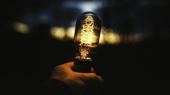 Imagem com lâmpada indicando a otimização de geração de energia